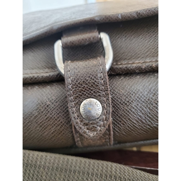 LOUIS VUITTON Grizzli Taiga Leather Andrei Messenger Bag - Picture 9 of 12